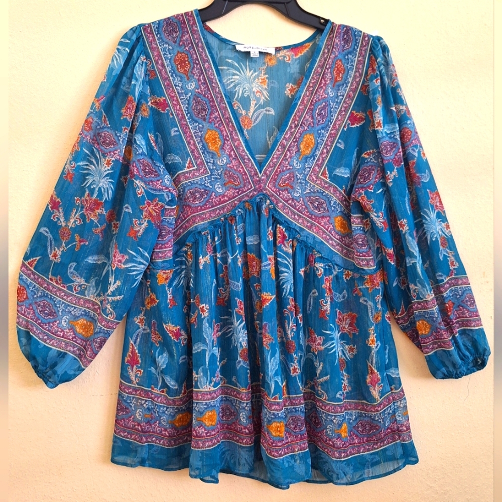 Woman blouse. Long sleeves. Size small. Excellent condition